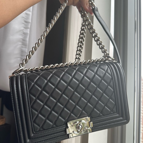 Black purse with box, dust bag, all cards and ribbon. - Picture 7 of 16